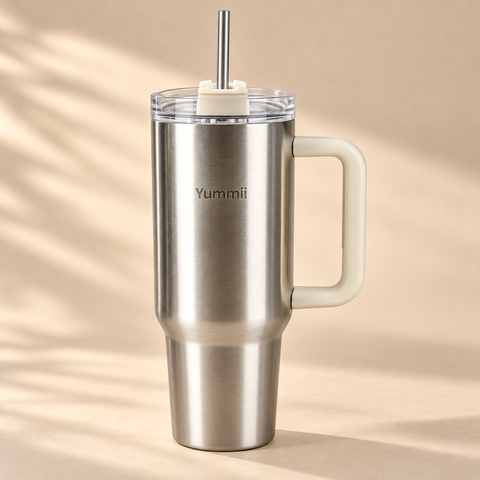 Stort drikkekrus i rustfrit stål med håndtag og sugerør, 1200 ml, fra Yummii