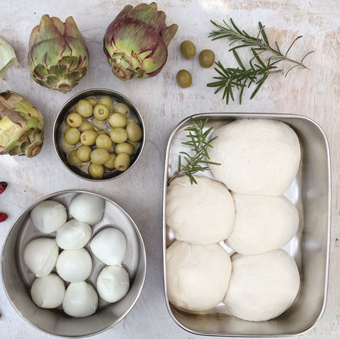 Bento Large 1 i rustfrit stål 18/8 med artiskokker, oliven, vagtelæg og mozzarella fra Yummii Yummii