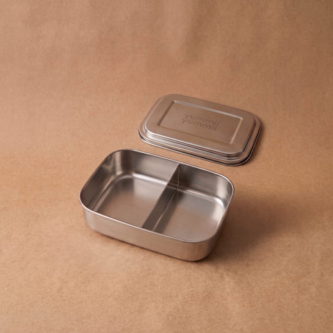 Bento Large 2 i rustfrit stål 18/8 med 2 rum, åben med låg ved siden af fra Yummii Yummii