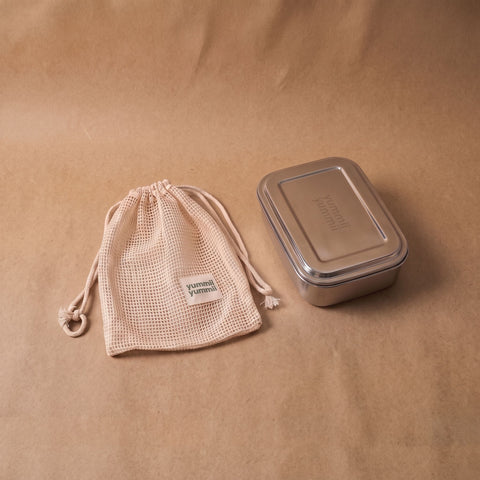 Bento Large 2 i rustfrit stål 18/8 med lys netpose i bomuld fra Yummii Yummii