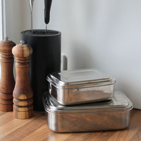 Bento Large 2 i rustfrit stål 18/8 stablet på køkkenbord ved peberkværn fra Yummii Yummii
