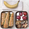 Bento Large 3 i rustfrit stål 18/8 med baguettesandwich, blommer og nødder fra Yummii Yummii