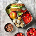 Bento Large 3 i rustfrit stål 18/8 med sandwich, æble og energikugler til voksne fra Yummii Yummii