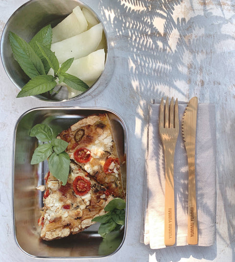 Bento Large 3 i rustfrit stål 18/8 med tærte, salat og træbestik fra Yummii Yummii