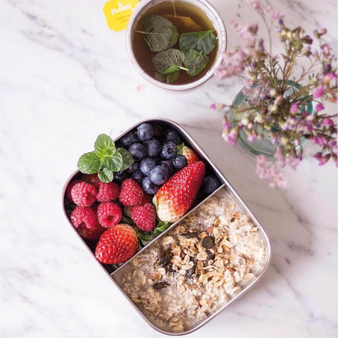 Bento Medium+ 2 i rustfrit stål 18/8 med bær og granola ved te fra Yummii Yummii
