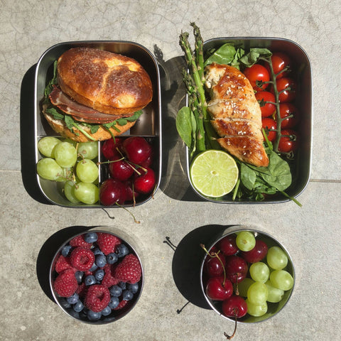 Bento Medium+ 3 i rustfrit stål 18/8 med burger, kyllingesalat og bær fra Yummii Yummii