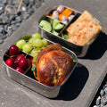 Bento Medium+ 3 i rustfrit stål 18/8 med druer, kirsebær og bolle fra Yummii Yummii