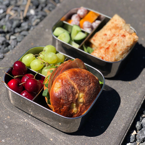 Bento Medium+ 3 i rustfrit stål 18/8 med druer, kirsebær og bolle fra Yummii Yummii