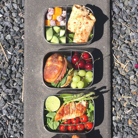 Bento Medium+ 3 i rustfrit stål 18/8 med farverig frokost på grå sten fra Yummii Yummii