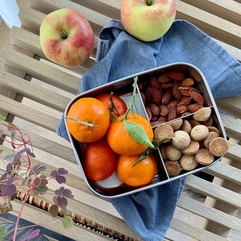 Bento Medium+ 3 i rustfrit stål 18/8 med mandariner, nødder og æbler fra Yummii Yummii