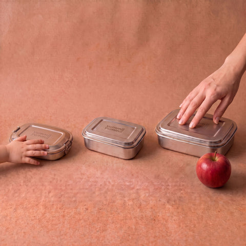 Bento Small 1 i rustfrit stål 18/8 (16,5x12x4 cm, 500 ml) ved de andre størrelser med æble fra Yummii Yummii