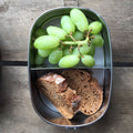 Bento Small 2 i rustfrit stål 18/8 med druer og brød fra Yummii Yummii