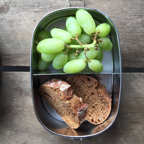 Bento Small 2 i rustfrit stål 18/8 med druer og brød fra Yummii Yummii