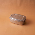 Bento Small 2 i rustfrit stål 18/8 lukket med tætsluttende låg fra Yummii Yummii