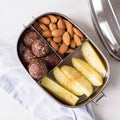 Bento Small 3 i rustfrit stål 18/8 med mandler, banan og energikugler fra Yummii Yummii