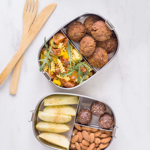 Bento Small 3 i rustfrit stål 18/8 med pastasalat, frikadeller og frugt fra Yummii Yummii