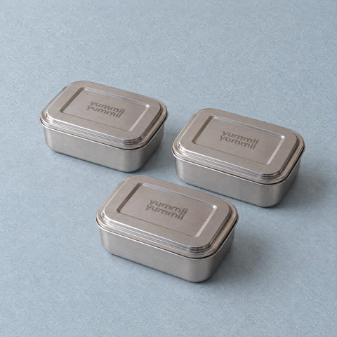 Bento Medium+ Pakke i rustfrit stål 18/8 med Bento Medium+ 1, 2 og 3, lukket med låg på fra Yummii Yummii
