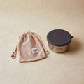 Bento Rounds Large i rustfrit stål 18/8 lukket med lys netpose i bomuld fra Yummii Yummii
