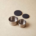 Bento Rounds Small/Medium i rustfrit stål 18/8 Small og Medium åbne med silikonelåg bagved fra Yummii Yummii