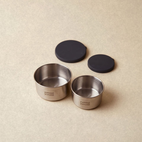 Bento Rounds Small/Medium i rustfrit stål 18/8 Small og Medium åbne med silikonelåg bagved fra Yummii Yummii