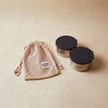 Bento Rounds Small/Medium i rustfrit stål 18/8 Small og Medium lukket med lys netpose i bomuld fra Yummii Yummii