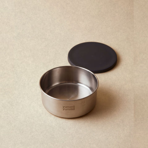Bento Rounds X-Large i rustfrit stål 18/8 åben med silikonelåg bagved fra Yummii Yummii
