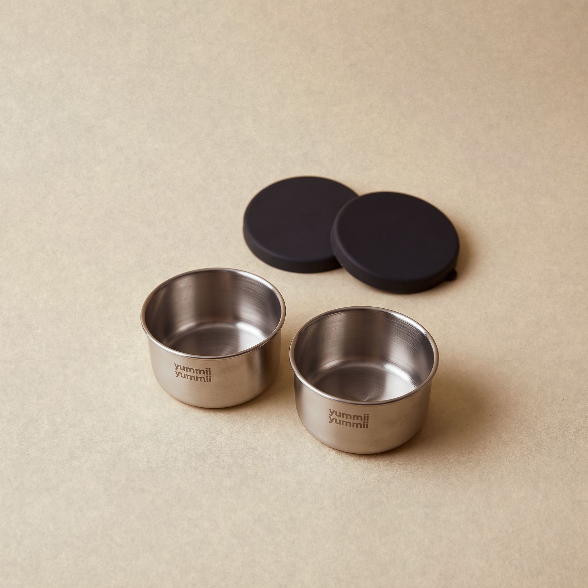 Bento Rounds X-Small i rustfrit stål 18/8 2 stk. åbne med silikonelåg bagved fra Yummii Yummii