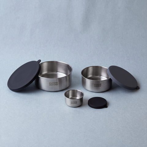 Bento Rounds pakke i rustfrit stål med X-Large, Large og X-Small, åbne med silikonelåg fra Yummii Yummii