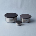 Bento Rounds pakke i rustfrit stål med X-Large, Large og X-Small, lukket med silikonelåg fra Yummii Yummii