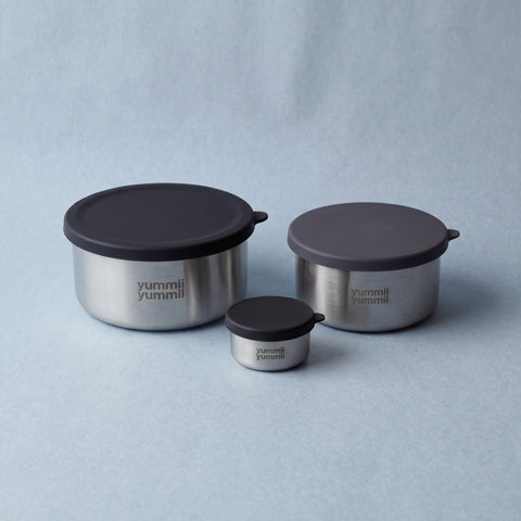 Bento Rounds pakke i rustfrit stål med X-Large, Large og X-Small, lukket med silikonelåg fra Yummii Yummii