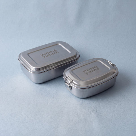 Bento Startsæt i rustfrit stål 18/8 med Bento Medium+ 3 og Small 3, lukket med låg på fra Yummii Yummii
