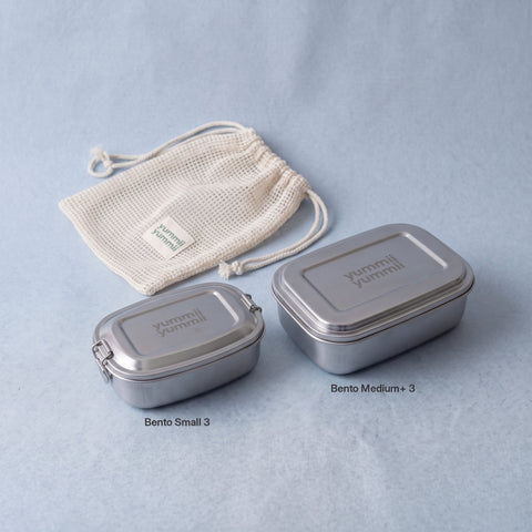 Bento Startsæt i rustfrit stål 18/8 med Bento Medium+ 3 og Small 3, samlet med netpose fra Yummii Yummii
