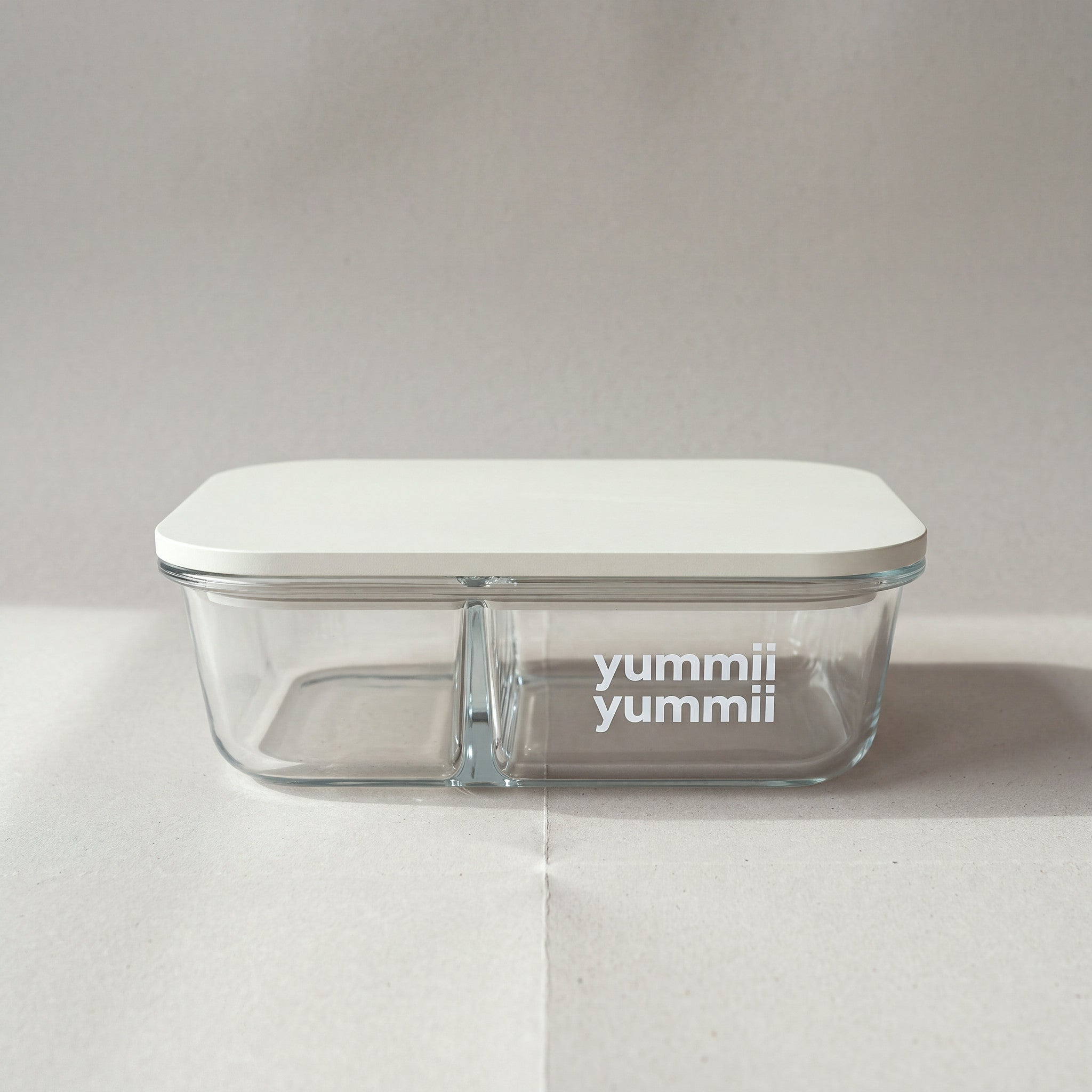 Glasbeholder Sea Shell Large 2 med 2 rum, 1520 ml i borosilikatglas med lyst MDF-låg, lukket, fra Yummii Yummii