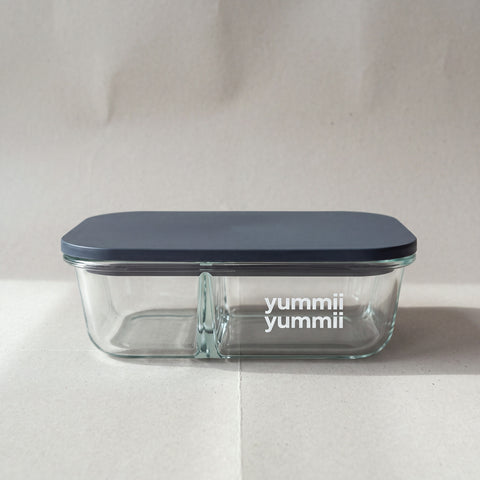 Glasbeholder Stone Large 3 med 3 rum, 1520 ml i borosilikatglas med mørkegråt MDF-låg, lukket, fra Yummii Yummii