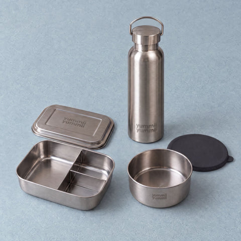 Hverdagshelten i rustfrit stål 18/8 med Bento Medium+ 3, Rounds X-Large og termoflaske 600 ml, åbne fra Yummii Yummii