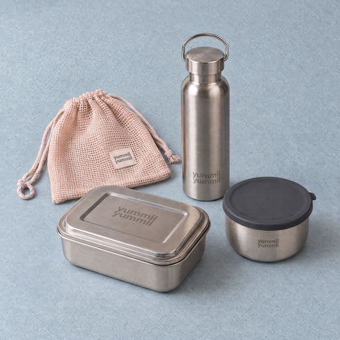 Hverdagshelten i rustfrit stål 18/8 med Medium+ 3, Rounds X-Large og termoflaske 600 ml, samlet opstilling fra Yummii Yummii