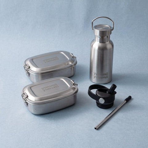 Skole-sæt Indskoling i rustfrit stål 18/8 med Small 2, Small 1, termoflaske 350 ml og sugerørslåg, lukket fra Yummii Yummii