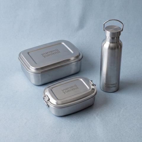Skole-sæt Mellemtrin i rustfrit stål 18/8 med Bento Medium+ 3, Small 1 og termoflaske 600 ml, lukket fra Yummii Yummii
