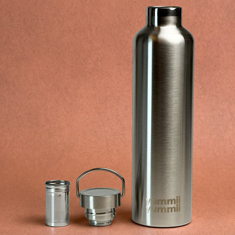 Termoflaske i rustfrit stål 1000 ml, tefilter og stålprop med bærehank fra Yummii Yummii