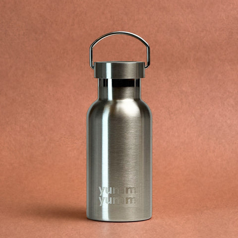 Termoflaske i rustfrit stål 350 ml lukket med stålprop, holder drikken varm eller kold, fra Yummii Yummii