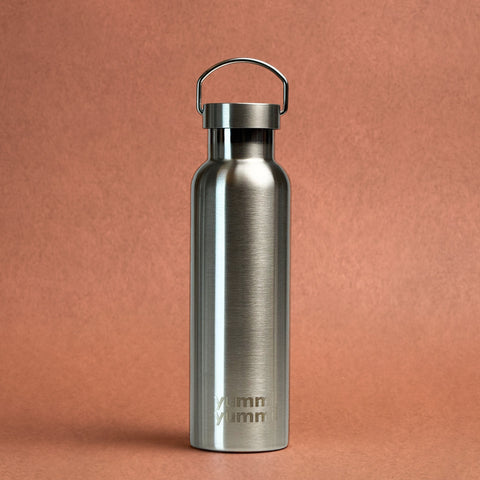 Termoflaske i rustfrit stål 600 ml lukket med stålprop, holder drikken varm eller kold, fra Yummii Yummii